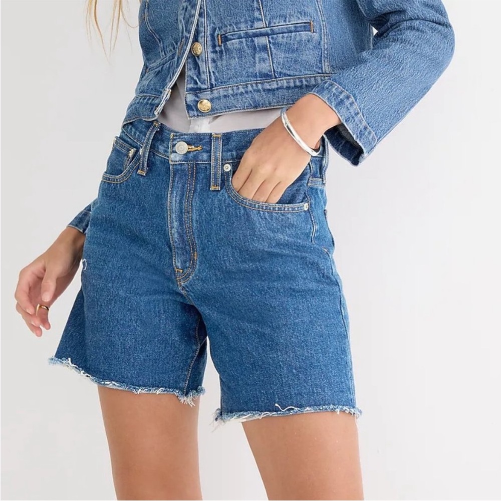 NEW WITH TAGS J. Crew Rocky Wash Mid Length Demin Jeans Frayed Shorts in Size 24